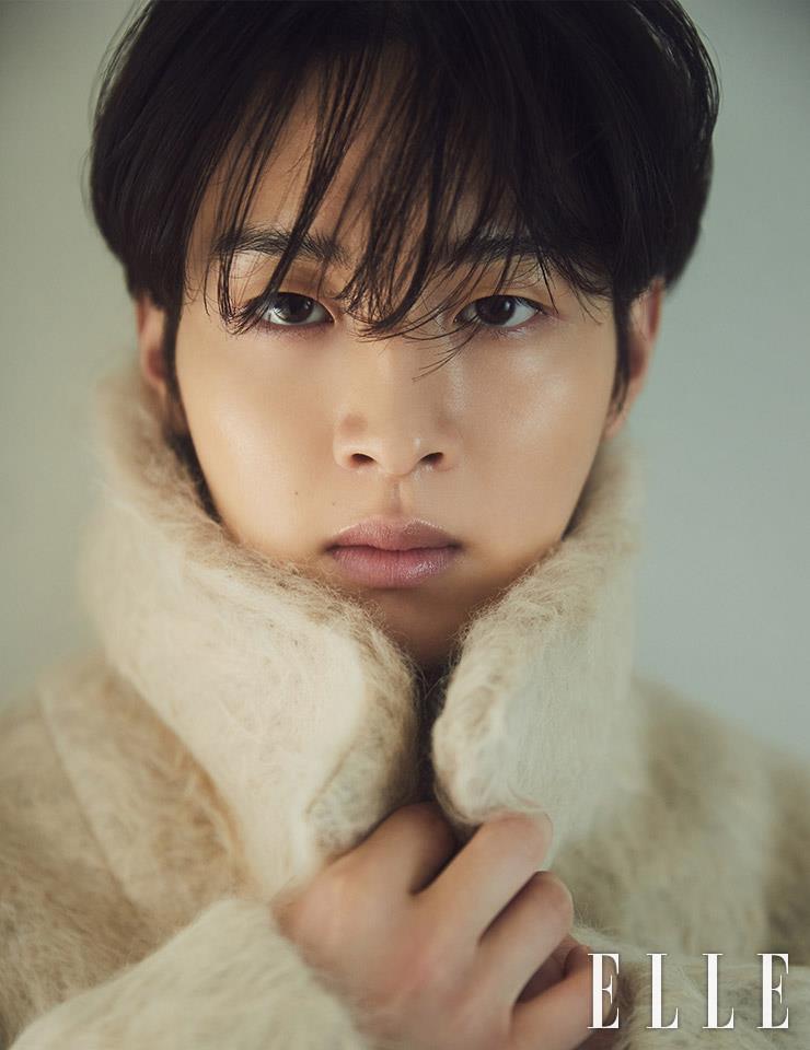 코트는 Bottega Veneta.