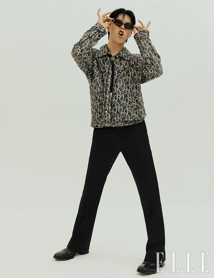  플라워 패턴 셔츠 재킷과 블랙 팬츠는 모두 Eponym. 부츠는 스타일리스트 소장품. 볼로 타이는 Wild Bricks.