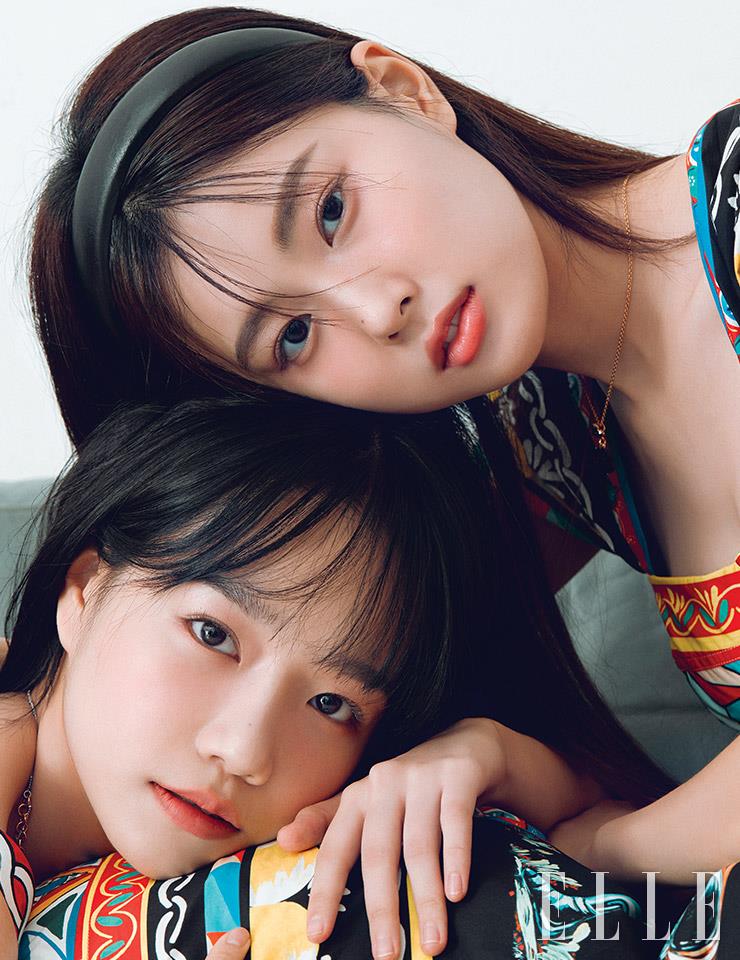  혜원과 유리가 입은 패턴 원피스와 네크리스는 모두 Dolce & Gabbana.