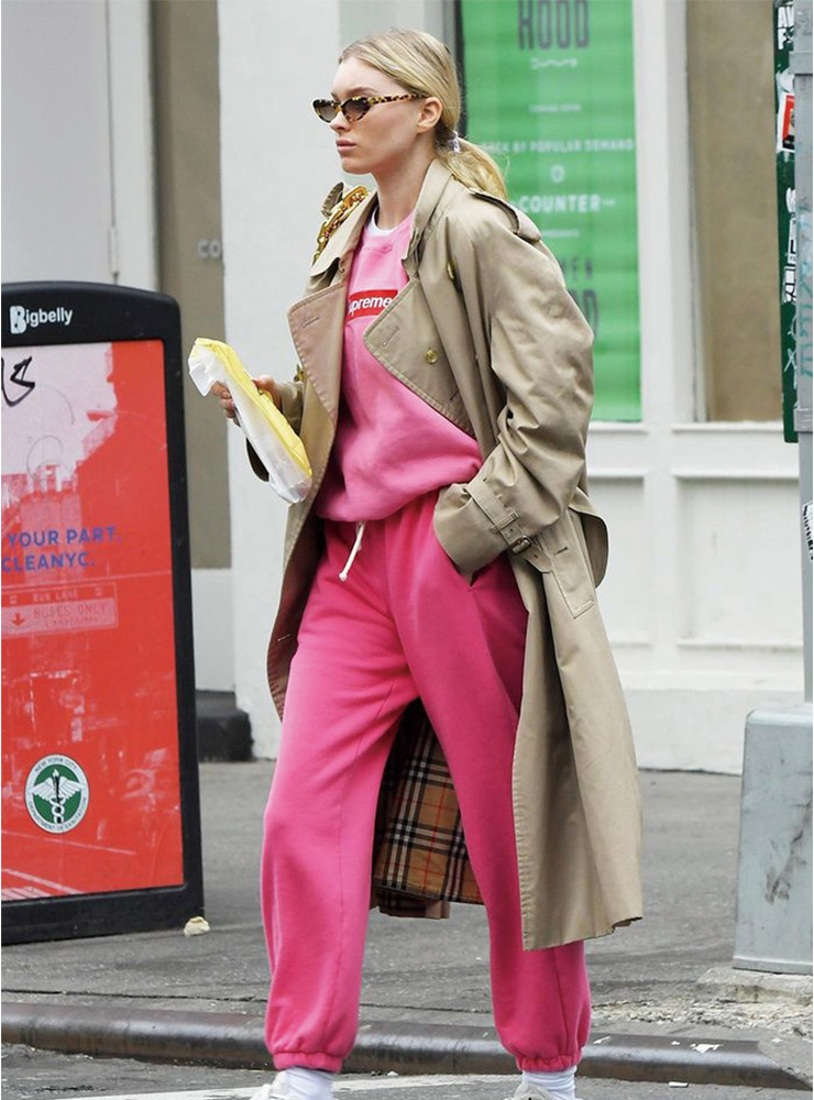 눈부신 핫핑크 컬러 트레이닝 수트에 버버리 트렌치코트를 입은 모델 엘사 호스크. 시원시원한 기럭지(!) 덕에 평범한 ‘추리닝’ 룩도 남달라 보인다.