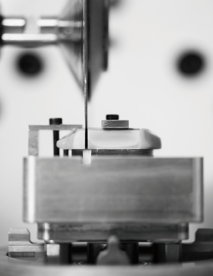 J12 워치가 탄생하는 섬세한 메이킹 과정. 