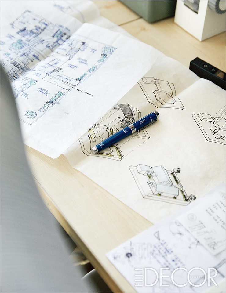 두 사람이 프로젝트를 전개하며 수없이 펼쳐내는 스케치와 드로잉.