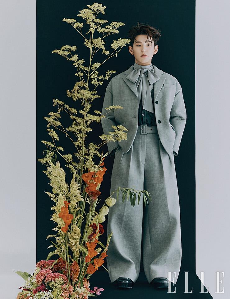 유니크한 실루엣의 수트 세트업은 Pushbutton. 보디수트와 슈즈는 모두 Prada. 리본 디테일의 블라우스는 스타일리스트 소장품.