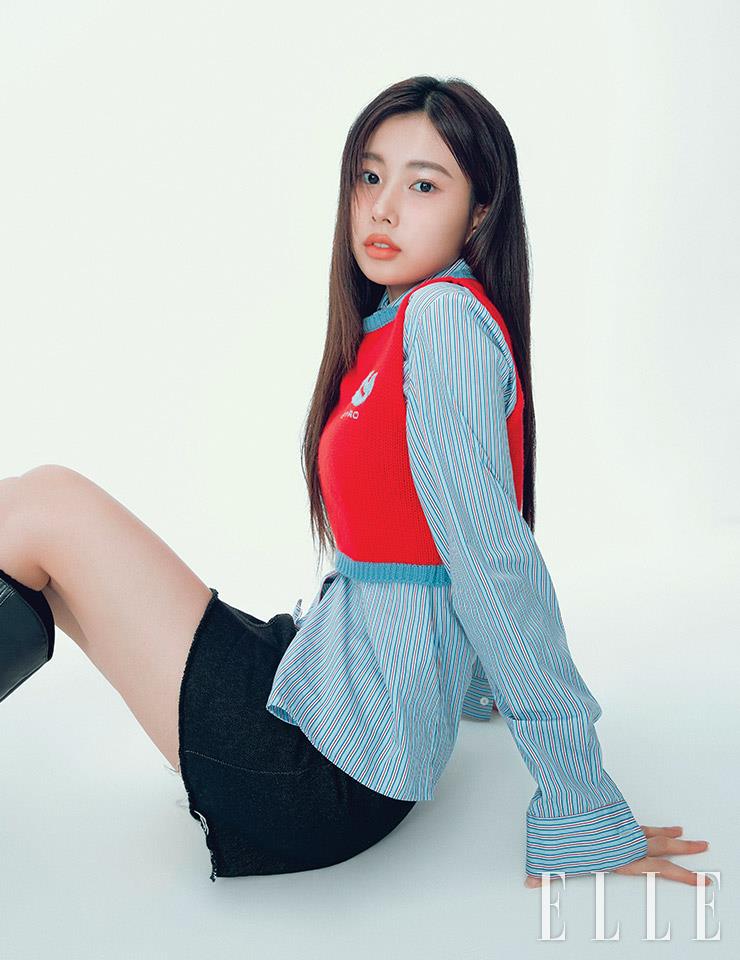  크롭트 니트 베스트와 스트라이프 셔츠는 모두 Etro. 데님 스커트는 Citybreeze. 부츠는 Rachel Cox.