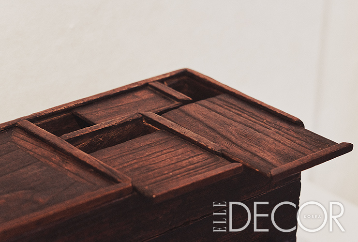  조선시대 오동 장신구함. 단정한 선과 간결한 비례 사이에 은은한 아름다움과 담백한 세련미가 느껴진다. 도널드 저드의 작품이 연상될 만큼 치밀한 분할 구조를 발견할 수 있다.