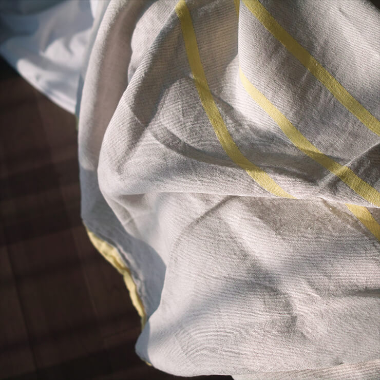 라푸안 칸쿠리트 USVA 리넨 블랭킷 좋은 원사로 이음새 없이 직조한 큼직한 리넨 블랭킷은 나에게 ‘라이너스의 담요’ 같은 존재다. 집에서도, 여행지에서도 늘 함께하는데, 특히 점점 길어지고 치열해지는 여름과 열대야를 떠올리면 이만한 위안이 없다.