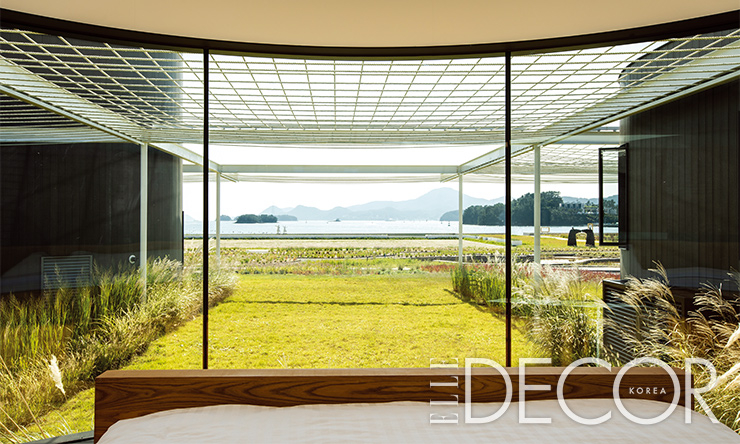 여섯 개의 객실동은 10월 초에 가오픈했다. 원목 등 자연 소재를 이용한 아늑한 객실은 모두 바다가 보이는 파노라마 뷰로 조용한 휴식을 위한 프라이빗 공간이다.