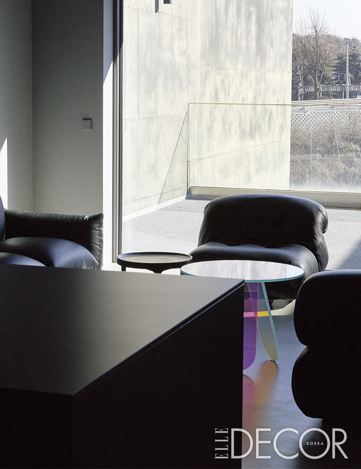 천장과 바닥 소재, 부엌 가구와 소파들까지 온통 블랙 컬러로 통일한 부부의 공간.