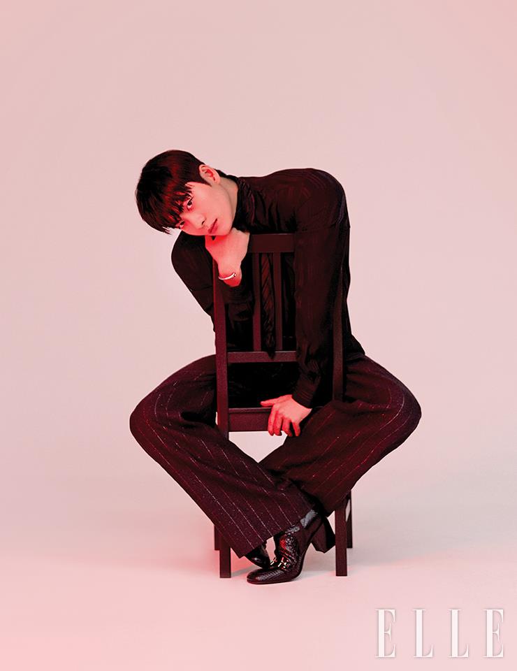 셔츠와 팬츠, 벨트, 브레이슬렛, 스카프, 부츠는 모두 Saint Laurent by Anthony Vaccarello.