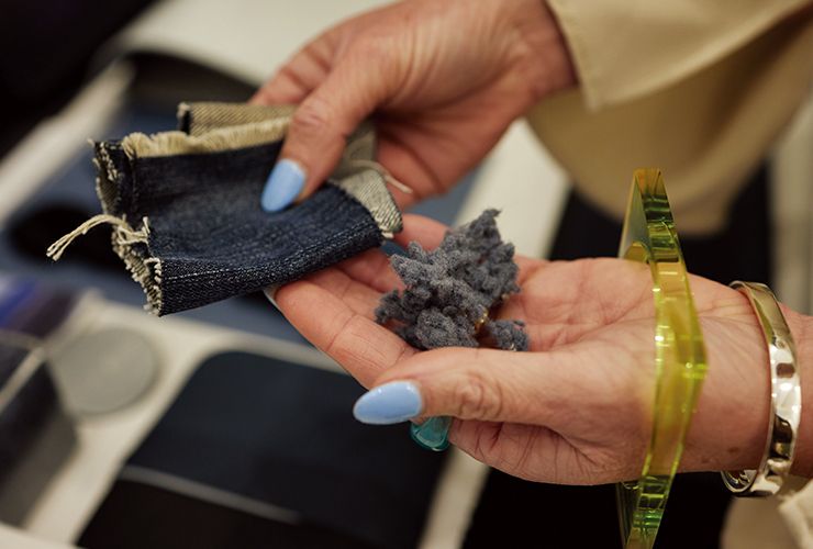 인디고 인테리어에 적용된 데님 장식은 재생된 데님 섬유 50%를 사용해 생산됐다. 