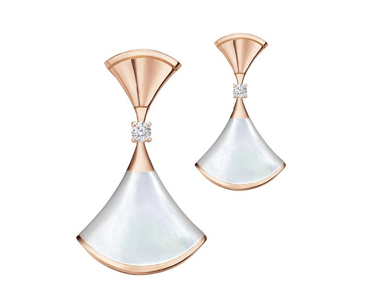 유려한 곡선의 이어링은 3백25만원, Bvlgari. 