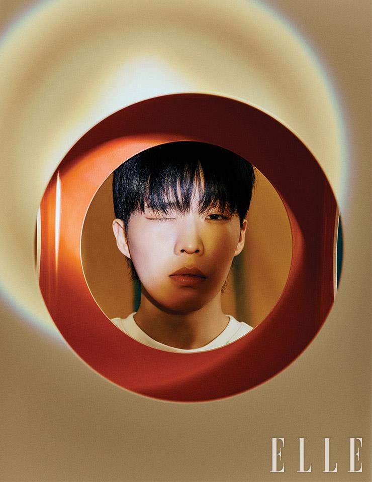  화이트 티셔츠는 People of the World. 원형 구멍이 뚫린 테이블은 Aptone.