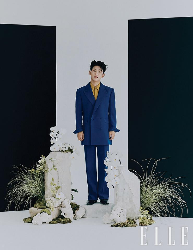 블루 더블 수트는 kimseoryong. 옐로 셔츠는 Fendi. 블랙 슈즈는 Saint Laurent by Anthony Vaccarello.