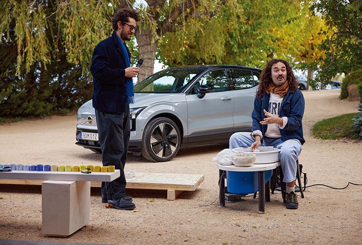 다섯 가지 EX30의 외장 컬러를 활용한 세라믹 클래스.