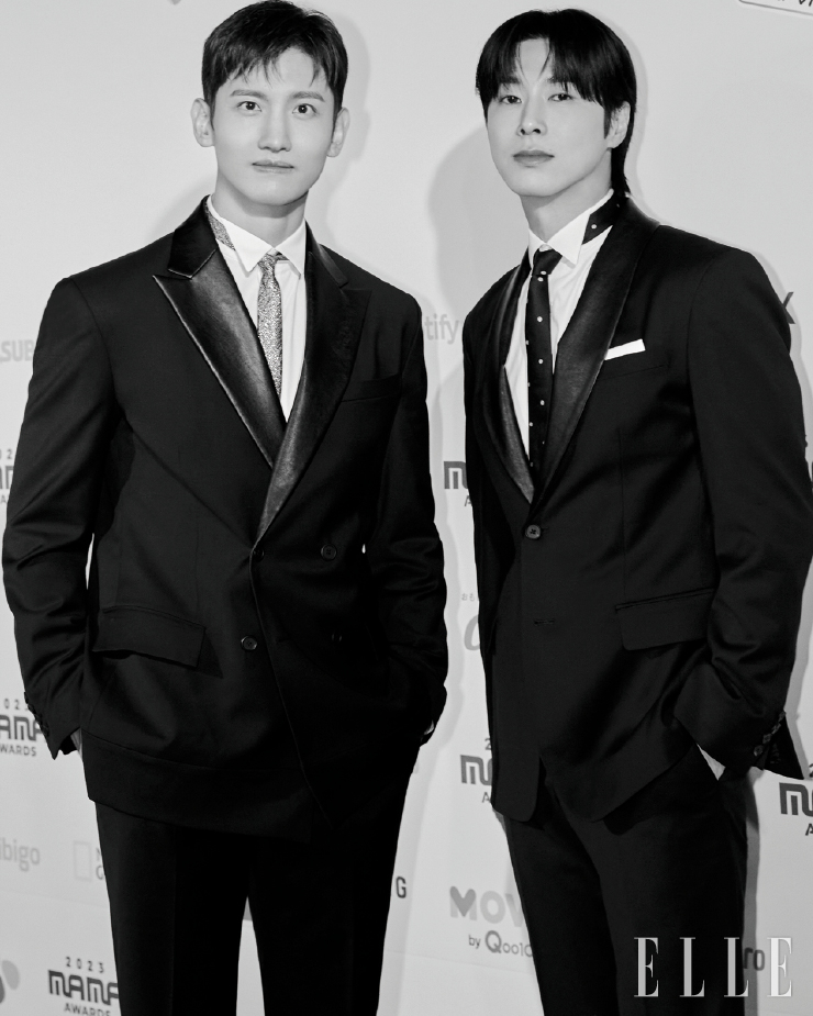 신곡 ‘Down’ 무대를 ‘2023 MAMA AWARDS’를 통해 최초 공개한 동방신기.