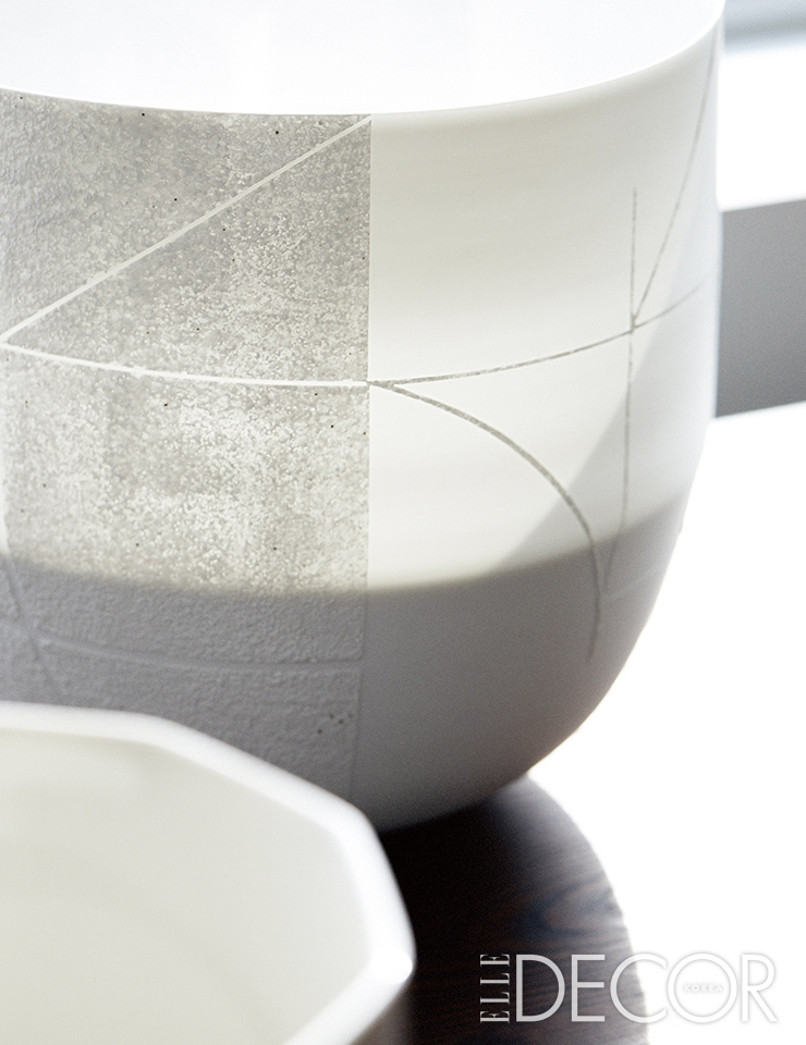 해가 잘 드는 시간이면 이인화 작가가 추구하는 빛의 투과와 중첩을 눈으로 확인할 수 있다. 그릇의 패턴이 작은 창 같기도 하다.