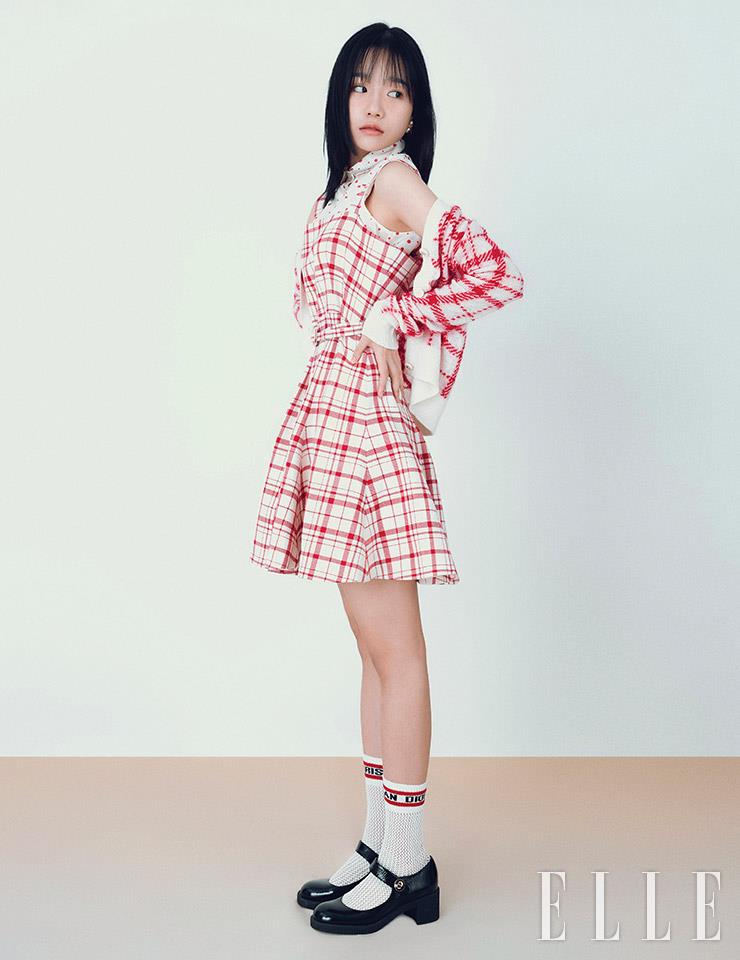  레드 체크 카디건과 원피스, 셔츠, 슈즈, 이어링, 삭스는 모두 Dior.