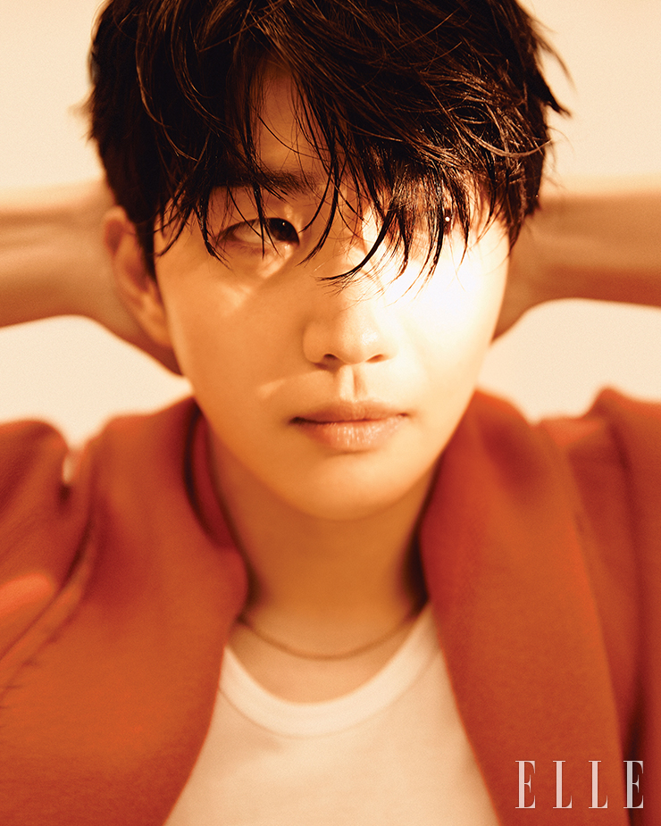 로브는 Zegna. 
