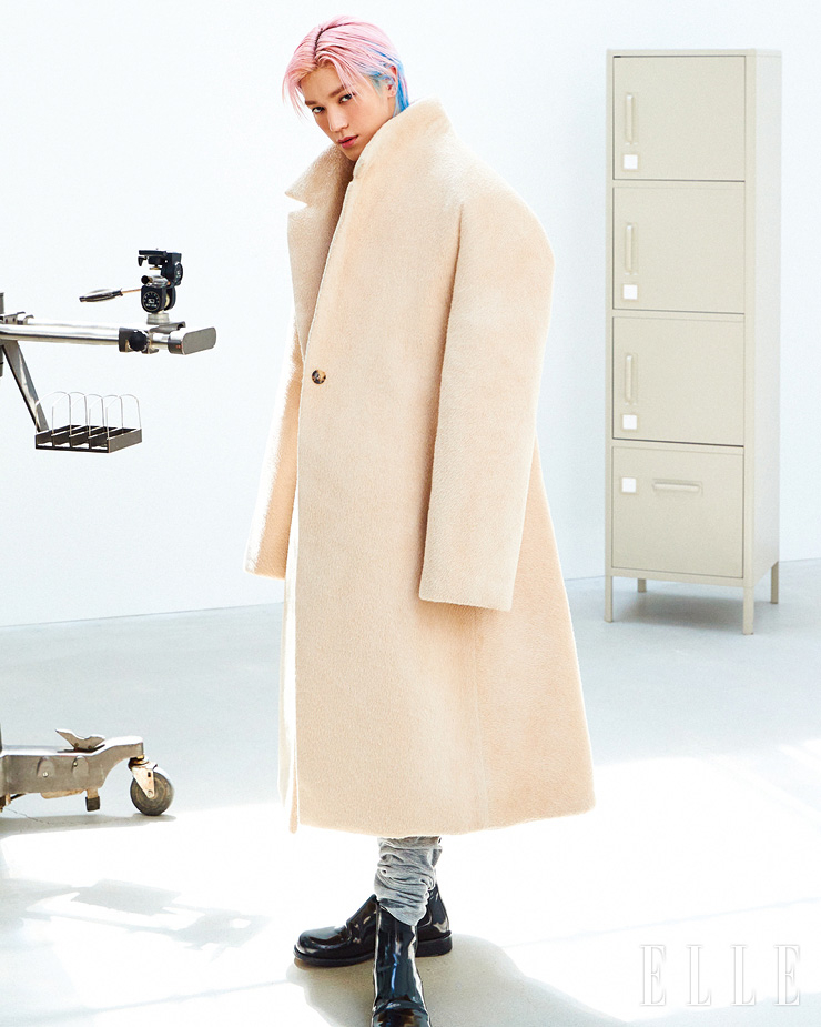 아이보리 컬러 몰디드 코트와 울 저지 레깅스, 테라 첼시 부츠는 모두 Loewe.