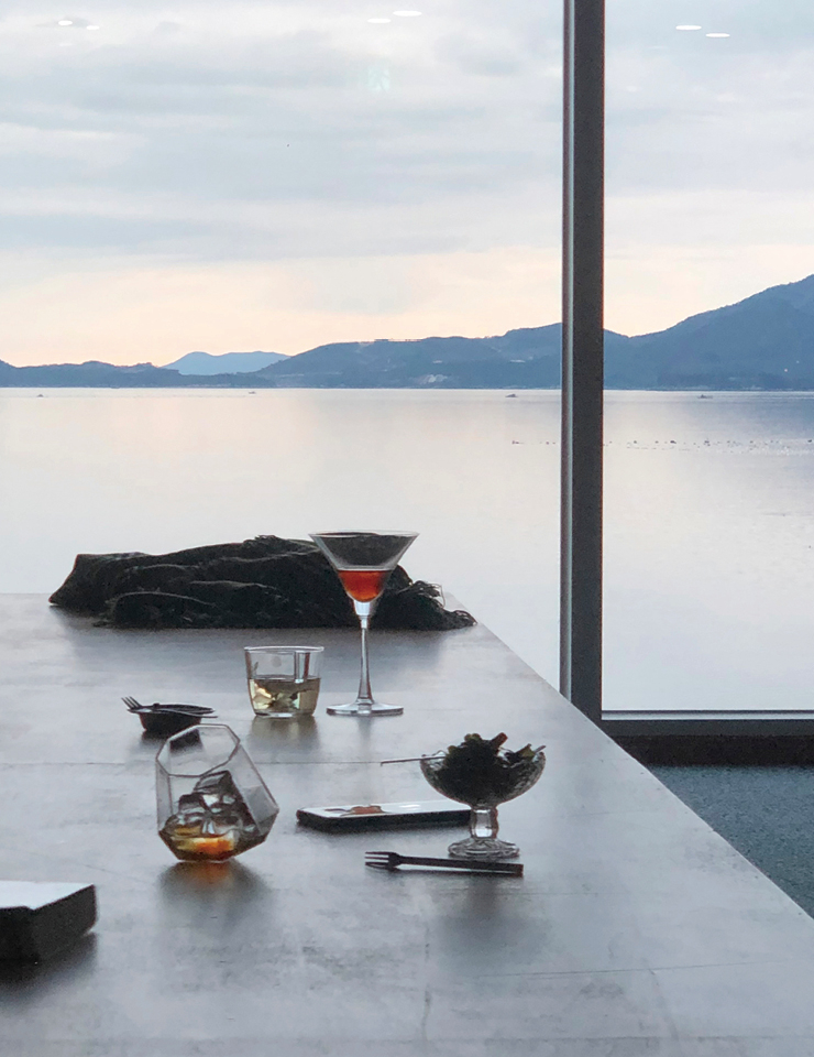  뉴블랙에서 바라본 여수의 바다. 현재 코로나를 주제로 한 곳에 모인 그림들이 공간을 메우고 있다.