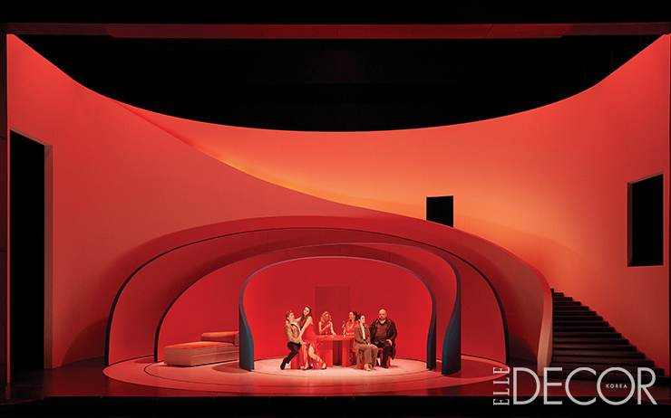  바젤 극장에서 공연하는 오페라 <리골레토>를 공연하기 위한 무대 디자인. 휘어진 계단 안에 움직이는 벽을 설치해 공연자들을 위한 공간을 숨겨두었다. 현대적이고 과감한 색상과 소재를 고수했다.