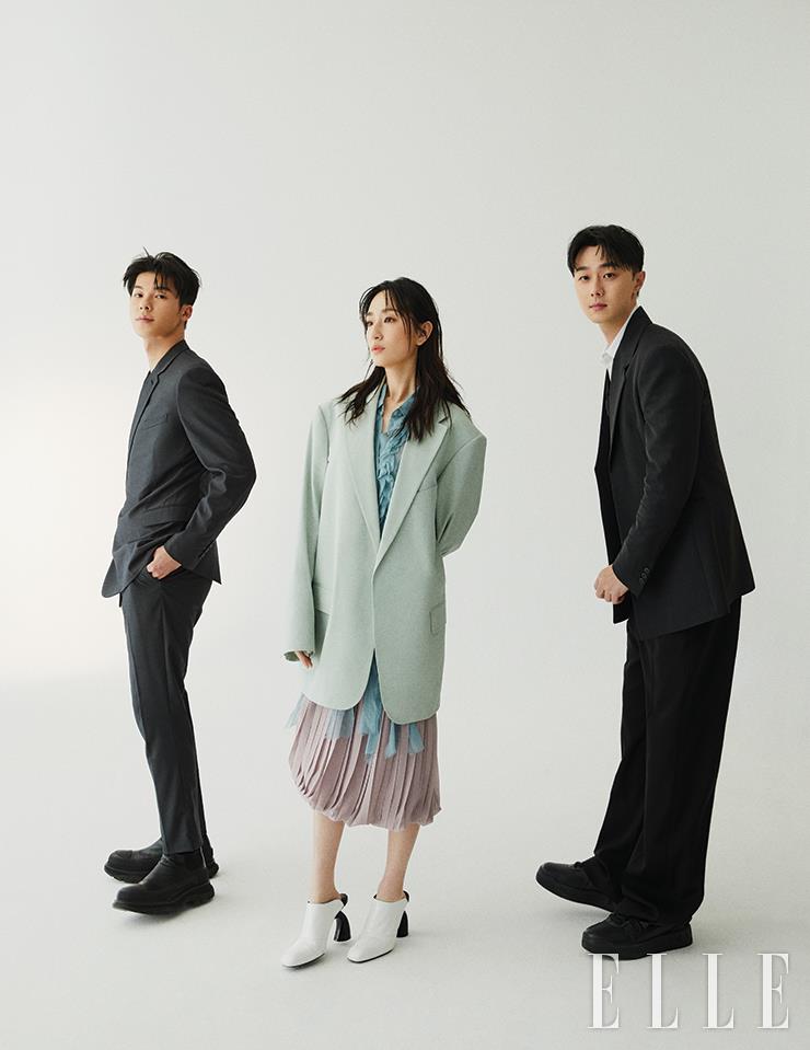 가가연이 입은 블라우스와 재킷, 스커트, 슈즈는 모두 Dries Van Noten. 시백우가 입은 셔츠와 재킷, 타이는 모두 Prada. 스니커즈는 Valentino. 허광한이 입은 수트 세트업은 Dior Men.