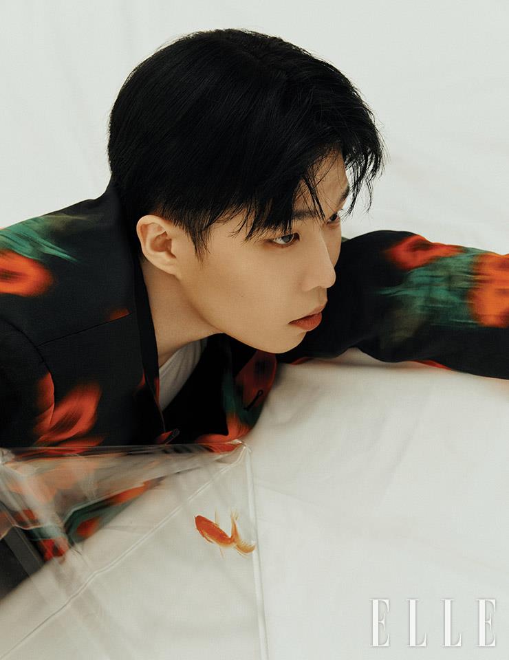  플라워 패턴 재킷은 Kenzo. 화이트 슬리브리스 톱은 스타일리스트 소장품. 금붕어가 그려진 아크릴 테이블은 Aptone.