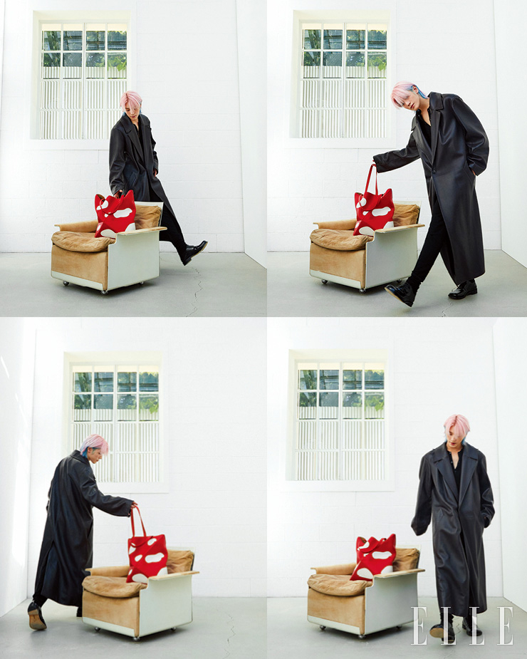 플리츠 코트와 블랙 카디건 톱, 블랙 울 저지 레깅스와 테라 레이스업 슈즈, 머시룸 퍼즐 폴드 도트 라지 백은 모두 Loewe.