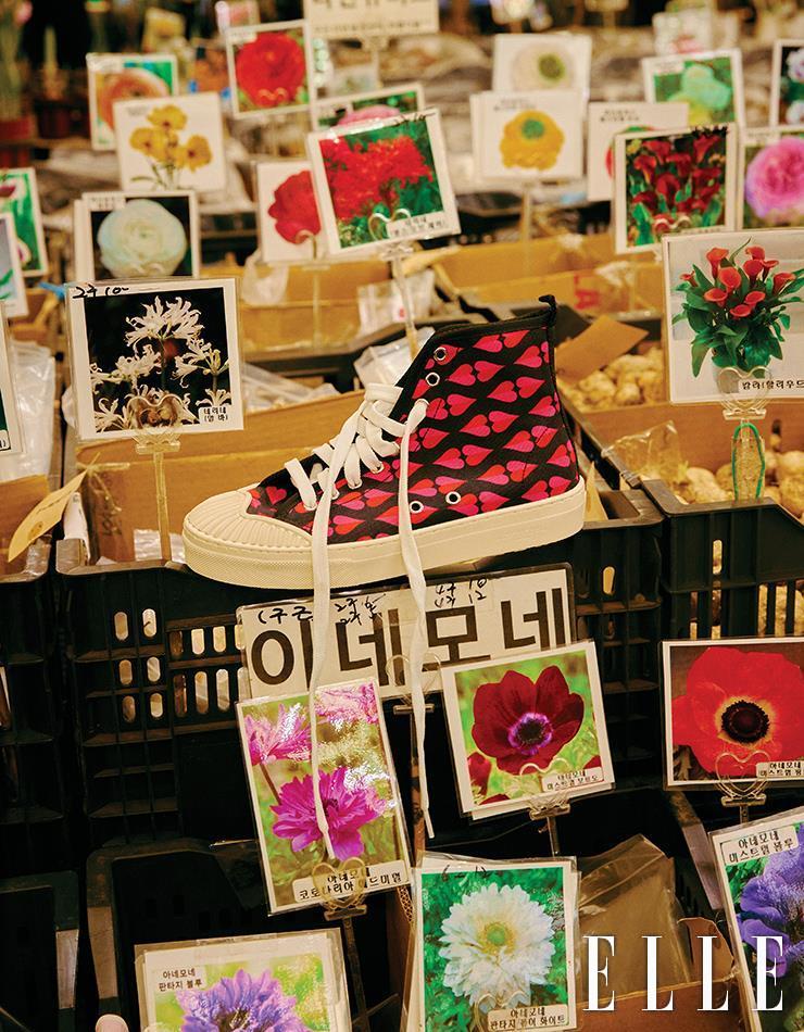 씨앗 사이에 놓인 하트 프린트를 더한 ‘헬가’ 하이톱 스니커즈는 Weekend Max Mara.