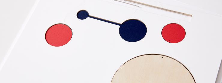 모던한 감성과 재미를 느끼게 하는 김소담 작가의 프로파운드 모빌. By 까사리빙. 