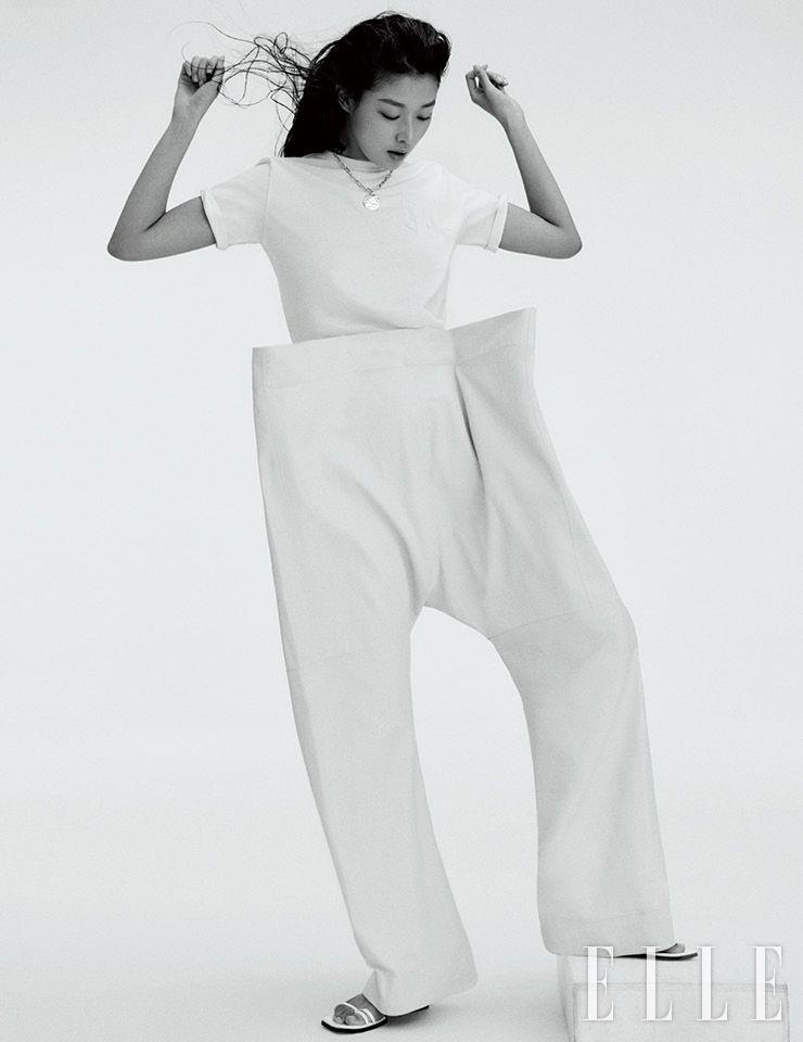 티셔츠는 25만원, JW Anderson by Hanstyle.com. 와이드 팬츠는 가격 미정, Salvatore Ferragamo. 네크리스는 91만6천원, Monica Vinader. 샌들은 33만8천원, Reike Nen. 