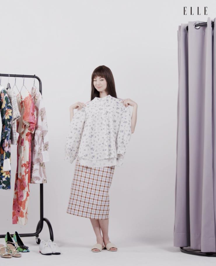플라워 패턴 블라우스는 Zara. 