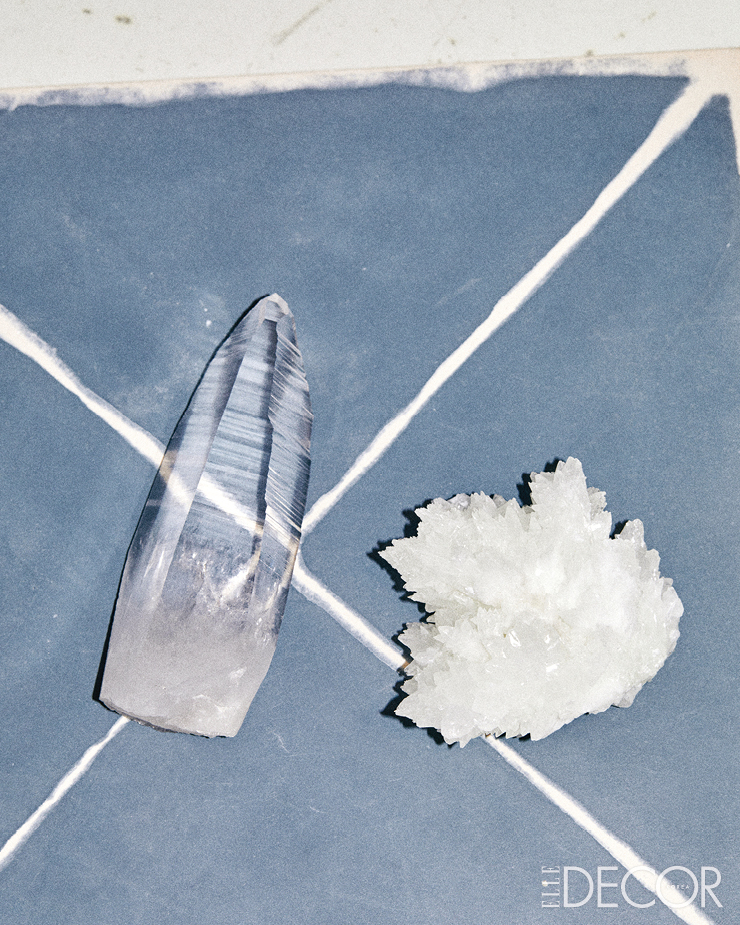  원석 형태를 유지하면서 투명도가 높아 결이 그대로 드러나는 히말라야 백수정. 조윤경 소장이 가장 최근에 수집한 원석이다.