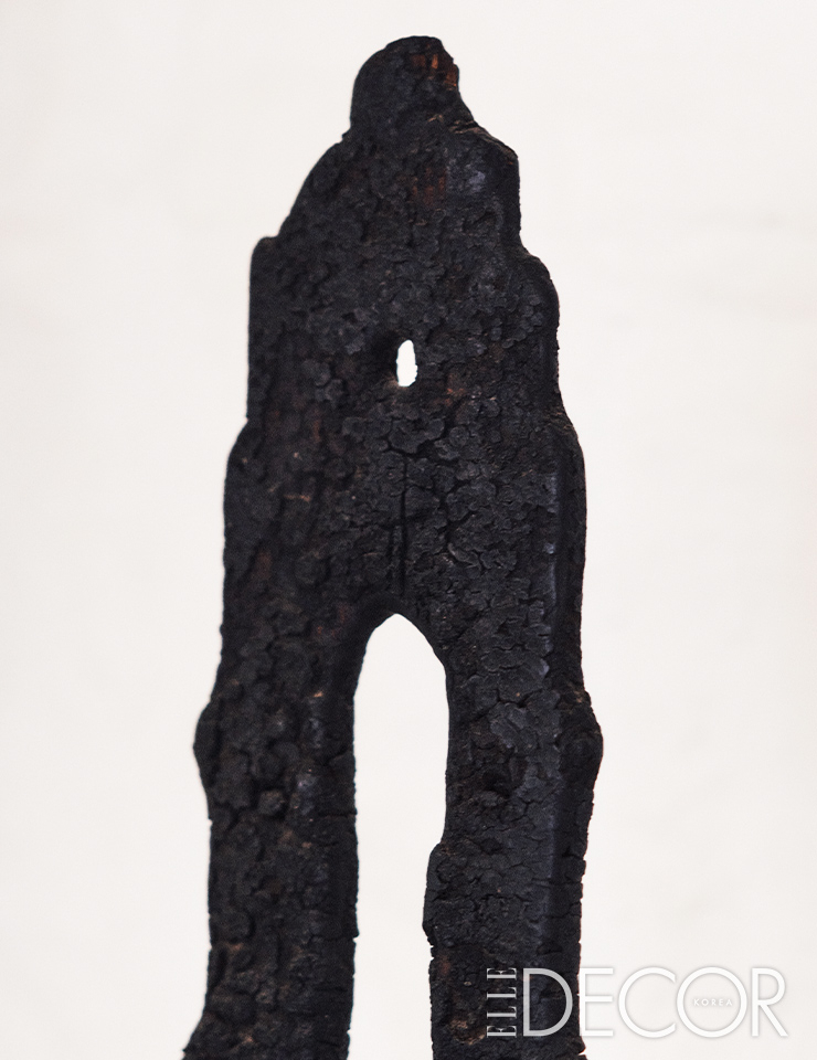 곁에 아름다움이 깃들기를 바라는 마음으로 심혈을 기울여 수집해 온 작가 정진화의 컬렉션. 오른쪽은 브랑쿠시를 연상케 하는 옹기 굴뚝.