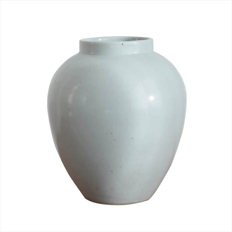 천광요 백자 화병 부드럽고 의젓한 선과 담백한 입구. 푸름이 감도는 말간 흰빛과 섬세한 빙렬, 밤하늘의 별처럼 흩어진 작은 점들.... 고성에 있는 작가가 가마를 지필 때 방문했던 밤에 태어난 기물이라 더욱 애착이 간다.