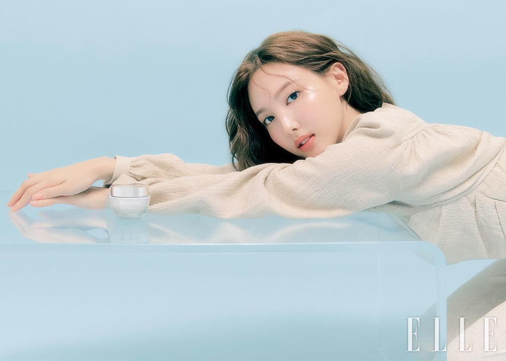 오트밀 컬러의 카디건과 슬립, 팬츠는 모두 Yull.