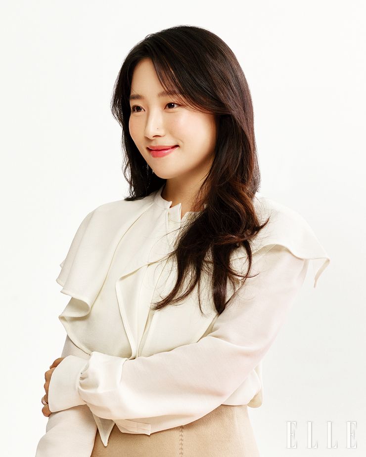  프릴 장식의 시폰 셔츠는 스타일리스트 소장품.