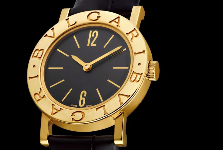  옐로골드 베젤에 브랜드 이름을 새긴 클래식한 워치 ‘불가리 불가리’.