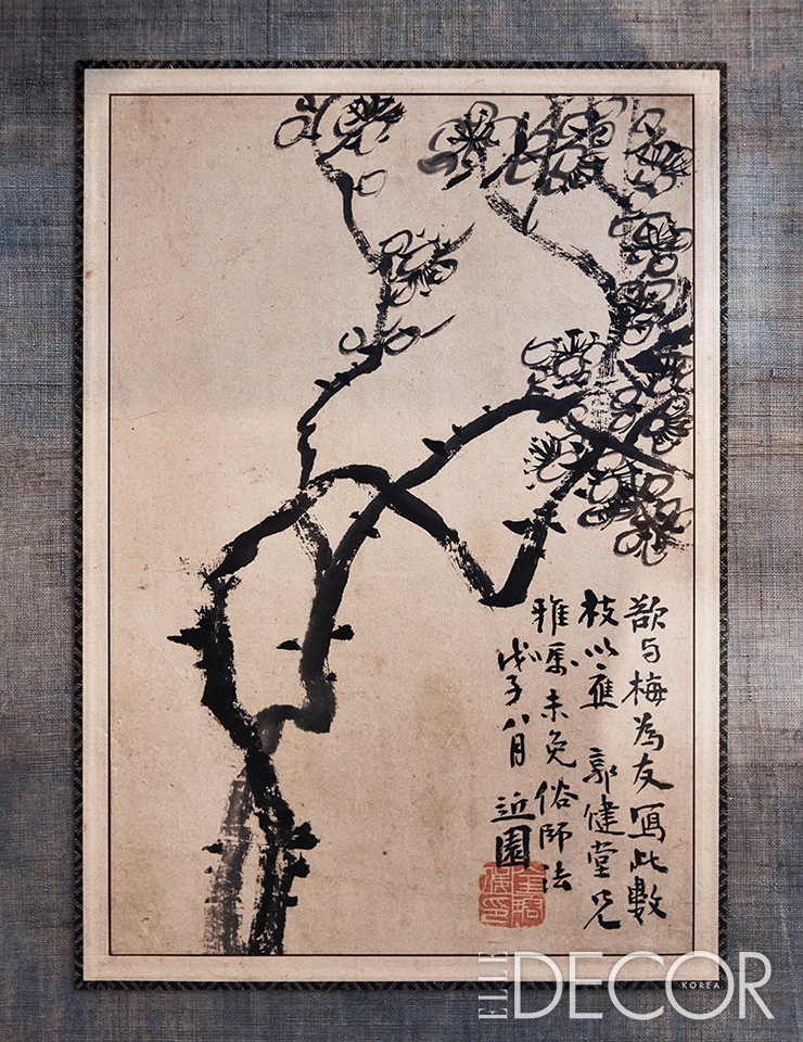 <근원수필> 첫 페이지에 등장하는 매화 그림. 우현 송영방 작가의 구장품이었다.