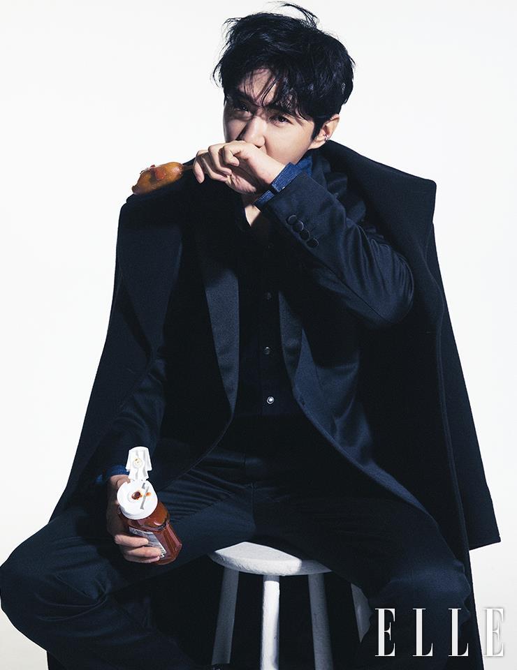 코트는 Sandro Homme. 블랙 턱시도 재킷과 팬츠는 모두 Dior men. 데님 셔츠는 Levi’s.