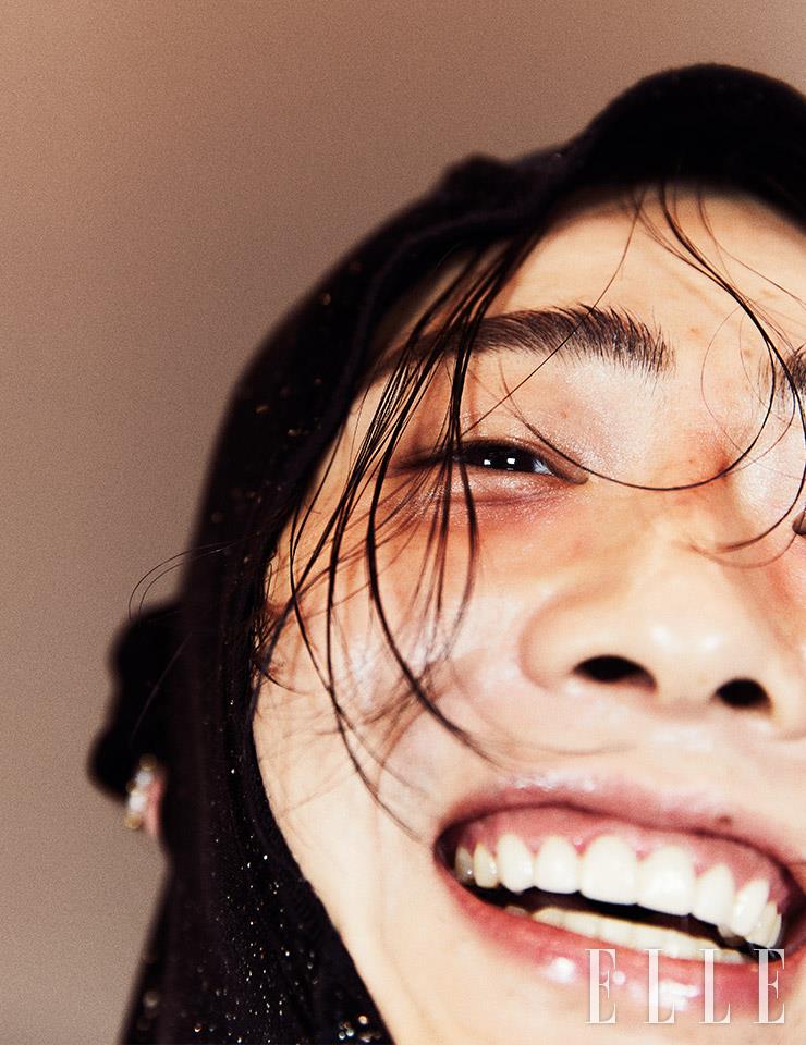 니트 후디드 톱은 Lagoon1992. 이어 커프는 Trencadism. 