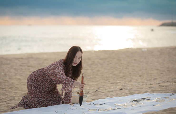 캘리그래퍼 김소영의 손에서는 강릉을 담은 글씨들이 꾸준히 탄생 중이다. 