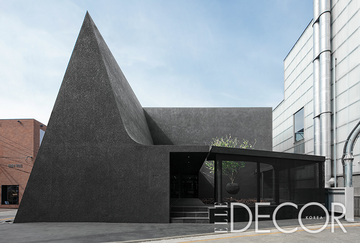 준지 플래그십 스토어 중앙에는 나무가 공중에 떠 있는 야외 정원이 있다.