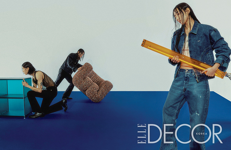 (왼쪽부터) 아크릴 소재의 오픈형 수납장과 환타 컬러의 플로어 조명은 모두 Builddweller. 1인용 소파는 De Sede by Hpix. 류민이 입은 팬츠는 51Percent. 슈즈는 COS. 탱크톱은 스타일리스트 소장품. 주혁이 입은 재킷과 팬츠는 모두 Wooyoungmi. 노아가 입은 블루종은 51percent. 톱은 Loewe. 팬츠는 Acne Studios.