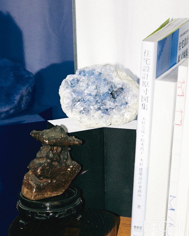 푸른빛을 내는 결정이 마음에 들어 구입한 셀레스타이트 지오드와 할아버지가 수집한 수석.