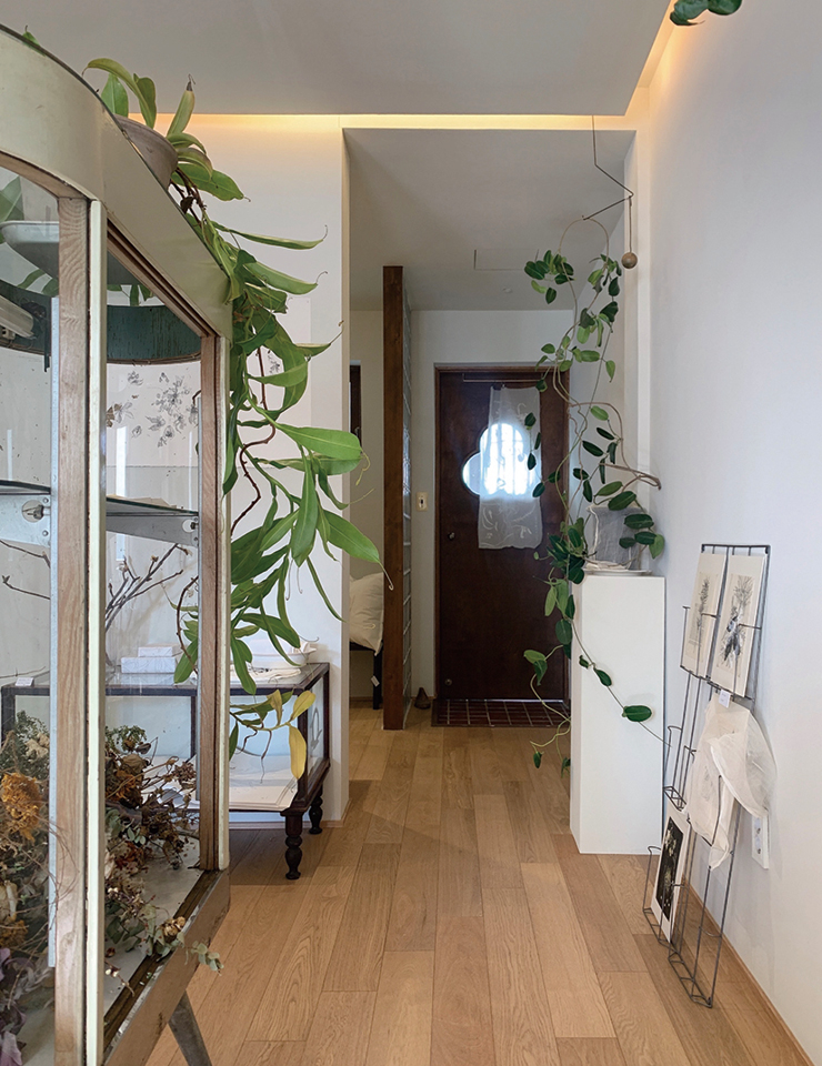 간헐적으로 문을 여는 에크루 숍. 