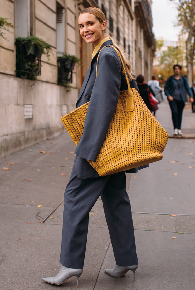 파우치와 노트북 등 소지품이 많은 커리어 우먼에게 빅 백은 필수! 포멀 수트와의 궁합도 좋다. 