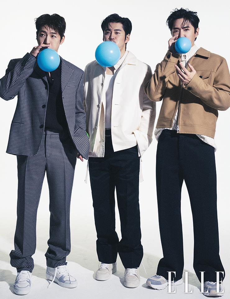 손호영이 입은 체크 패턴 재킷과 팬츠는 Off-White&trade;. 피케 셔츠는 Cos. 스니커즈는 Axel Arigato. 윤계상이 입은 아이보리 재킷과 셔츠는 모두 Ermenegildo Zegna. 스니커즈는 Axel Arigato. 데니 안이 입은 베이지 재킷은 Sandro Homme. 아이보리 니트는 JW Anderson by hanstyle.com. 팬츠는 Recto. 스니커즈는 Axel Arigato.