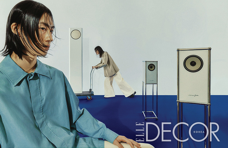 (왼쪽부터) 정제된 디자인의 에어컨 ‘LG 휘센 오브제컬렉션 타워에어컨’은 LG Electronics. 스위스 모듈러 가구 ‘USM’과 협업한 ‘Extreme 1 USM’ 에디션 스피커는 Progressive Audio by ODE. 류민이 입은 셔츠는 Le17septembre. 팬츠는 Alte. 주혁이 입은 셔츠는 Le17septembre. 팬츠는 Leha. 슈즈는 스타일리스트 소장품.