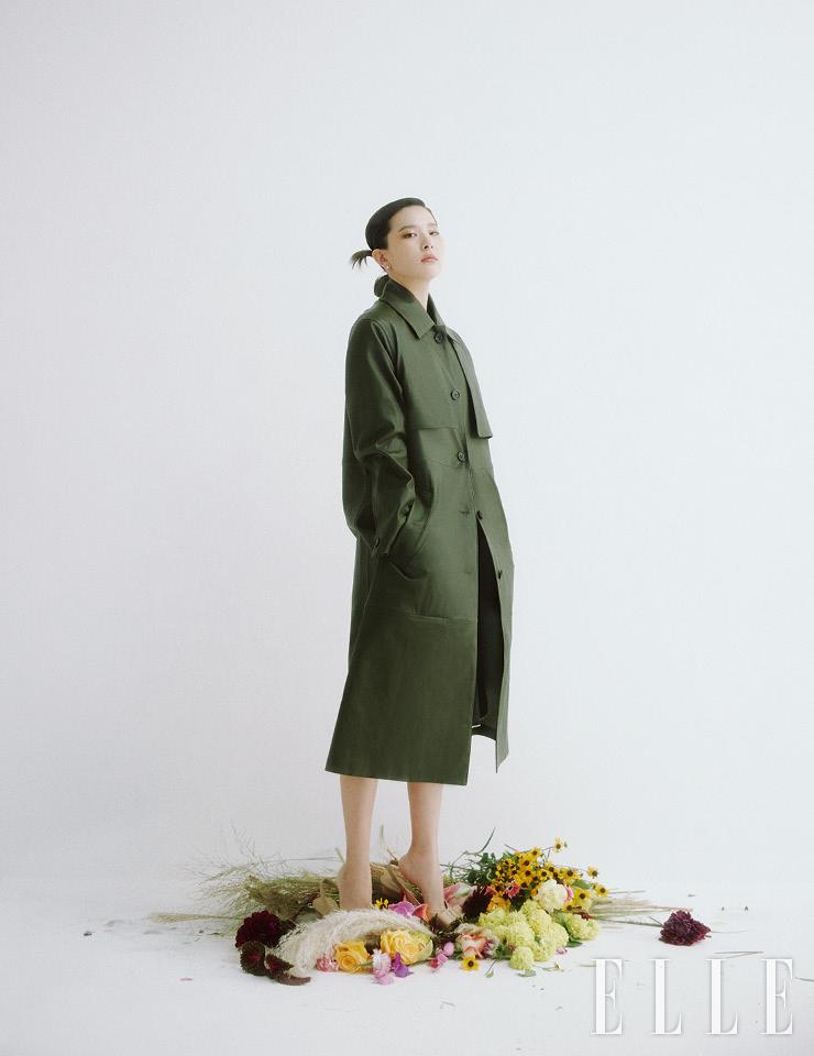그린 컬러의 가죽 코트와 진주 이어링, ‘비바’ 슬링백은 85만원, 모두 Salvatore Ferragamo.